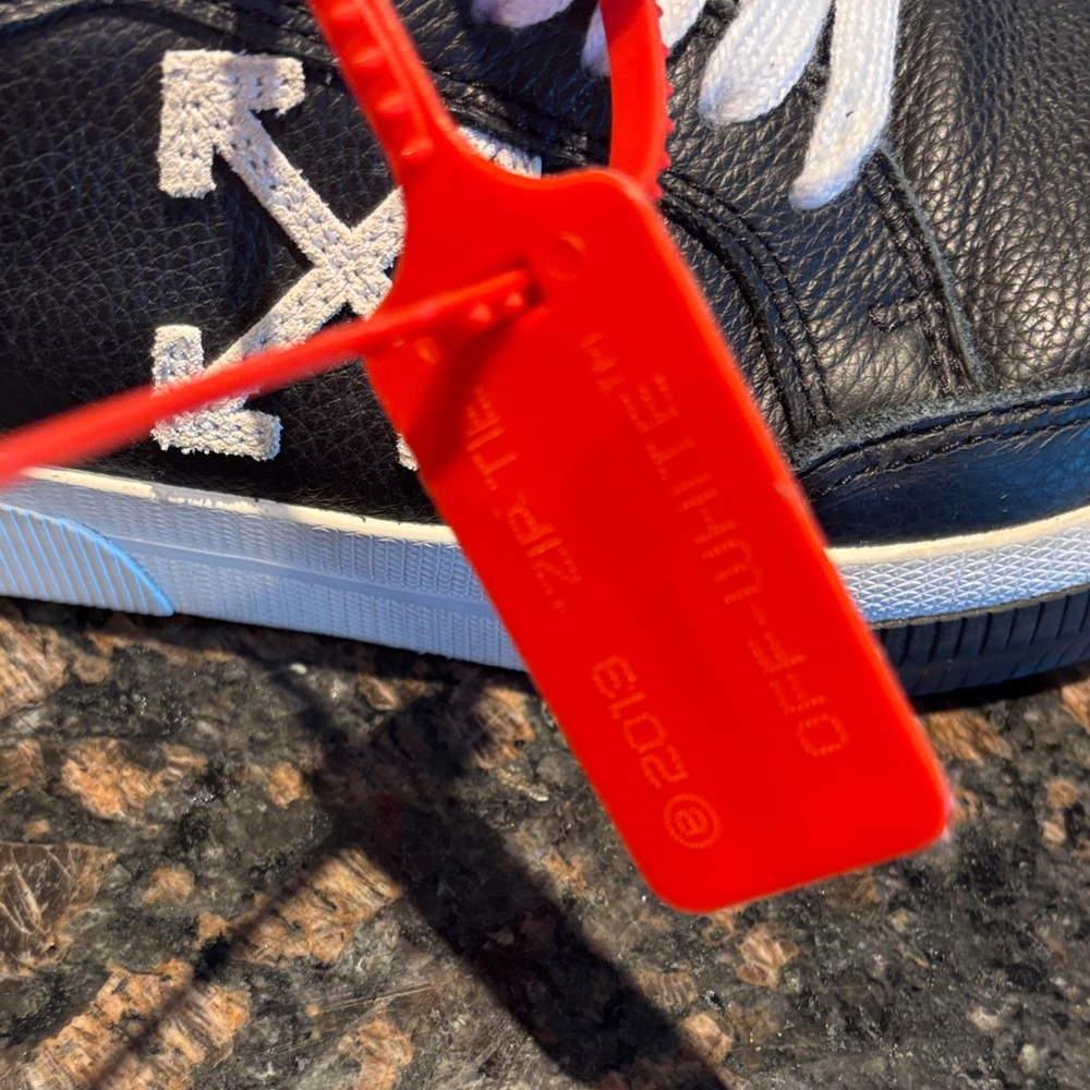 Off-White Black Leather Low-Top Sneakers with White Arrow Accent - Picture 8 of 9